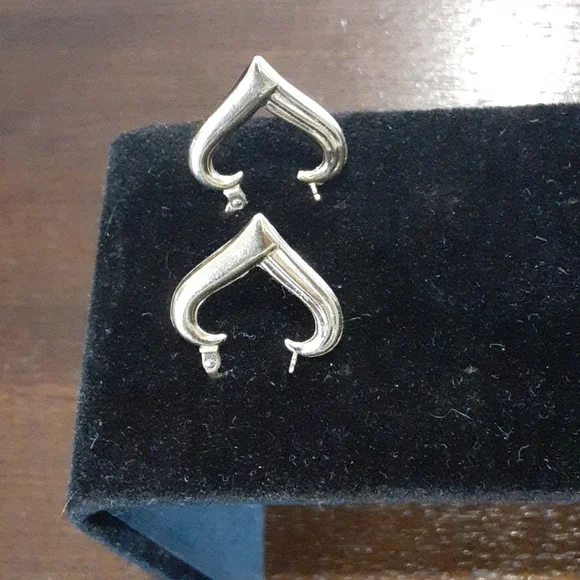 14kt Heart Shape Valentines Gold Pierced Earrings - Picture 3 of 6